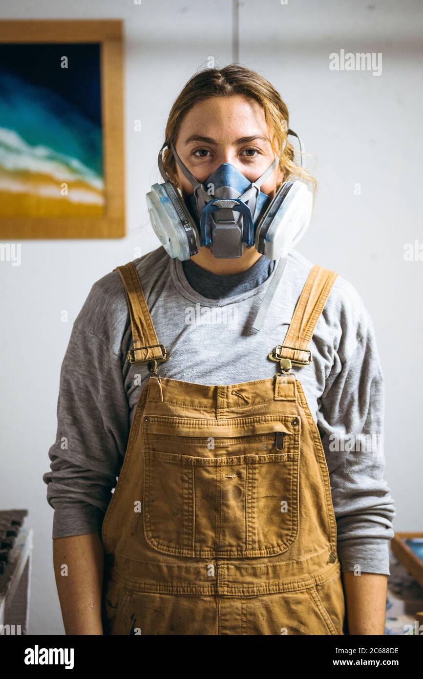 Portrait d'une femme artiste en résine dans un studio d'art maison Banque D'Images