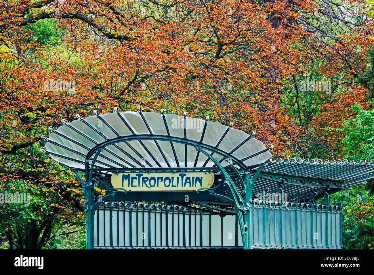 Entrée de la station de métro en automne, Paris, France Banque D'Images