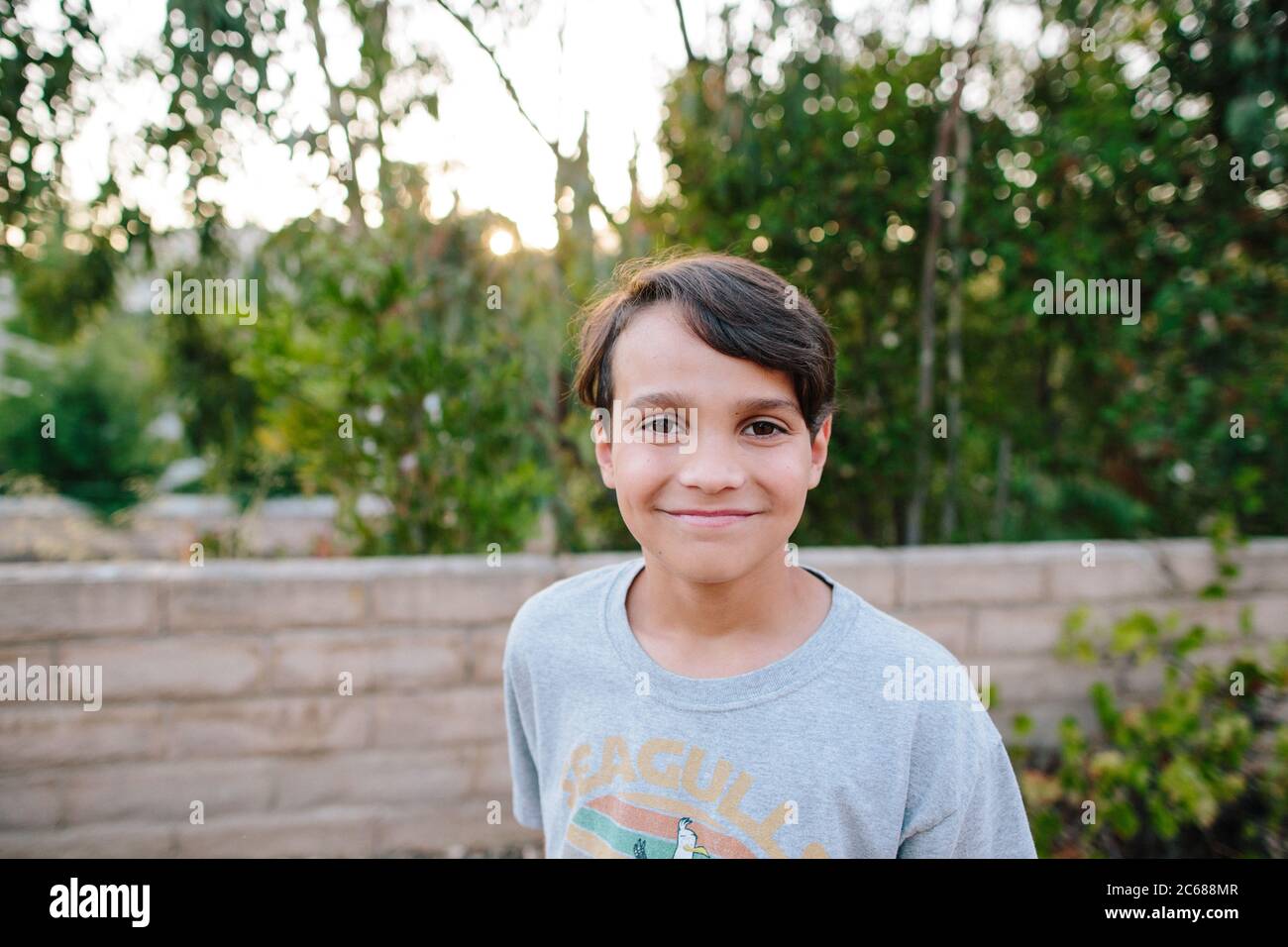 Portrait d'un garçon de 10 ans à l'extérieur au coucher du soleil Banque D'Images