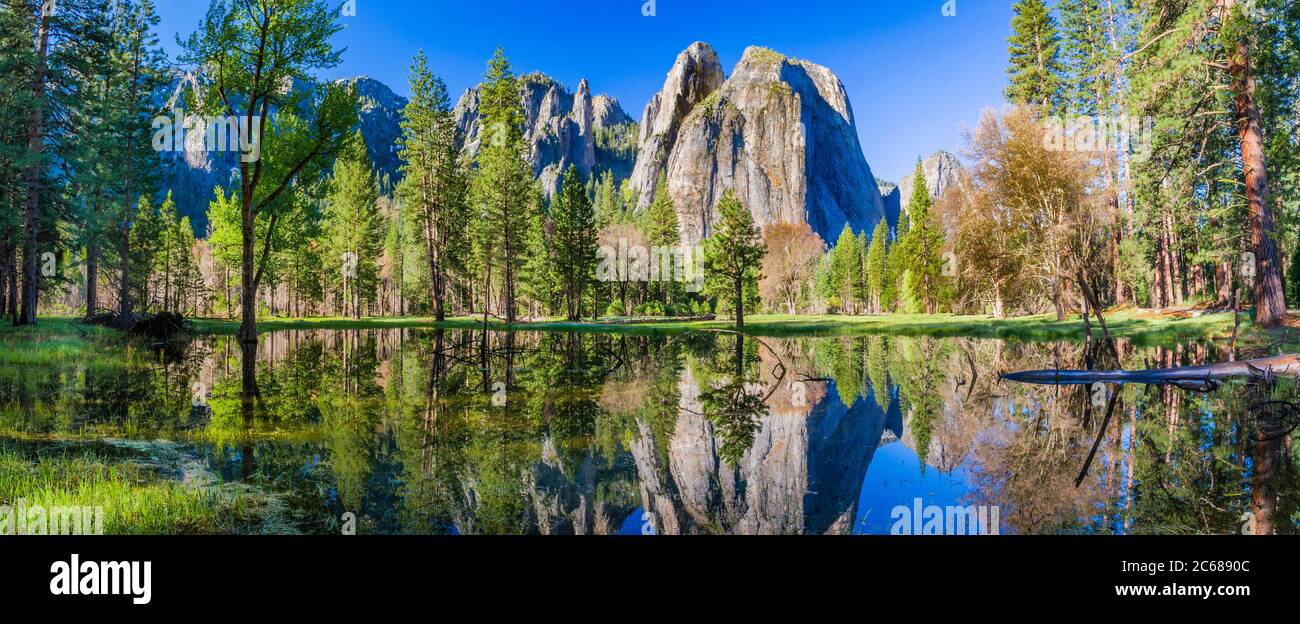 Les roches de la cathédrale reflète dans l'étang, Yosemite National Park, California, USA Banque D'Images