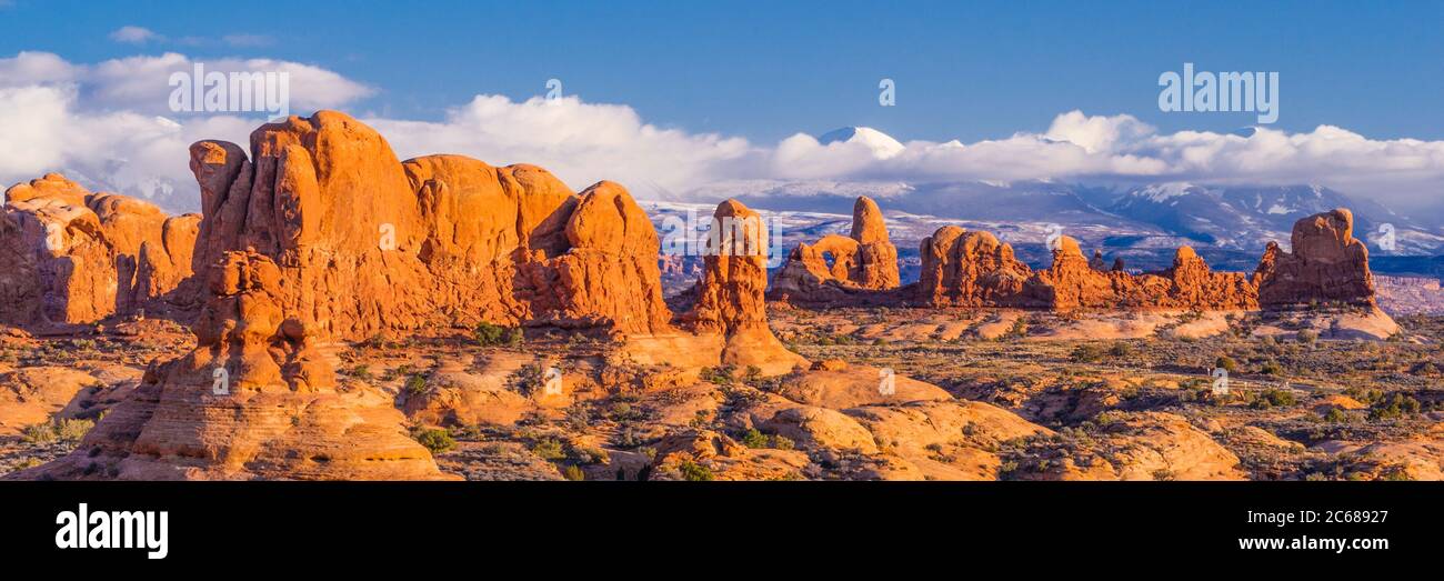 Tourelle Arch et la Sal Mountains, parc national d'Arches, Utah, États-Unis Banque D'Images