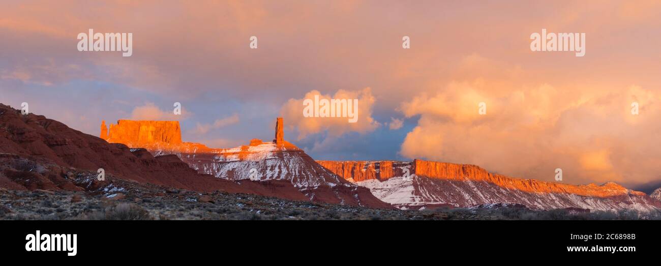Castle Rock Spire en hiver, Castle Valley, Moab, Utah, États-Unis Banque D'Images