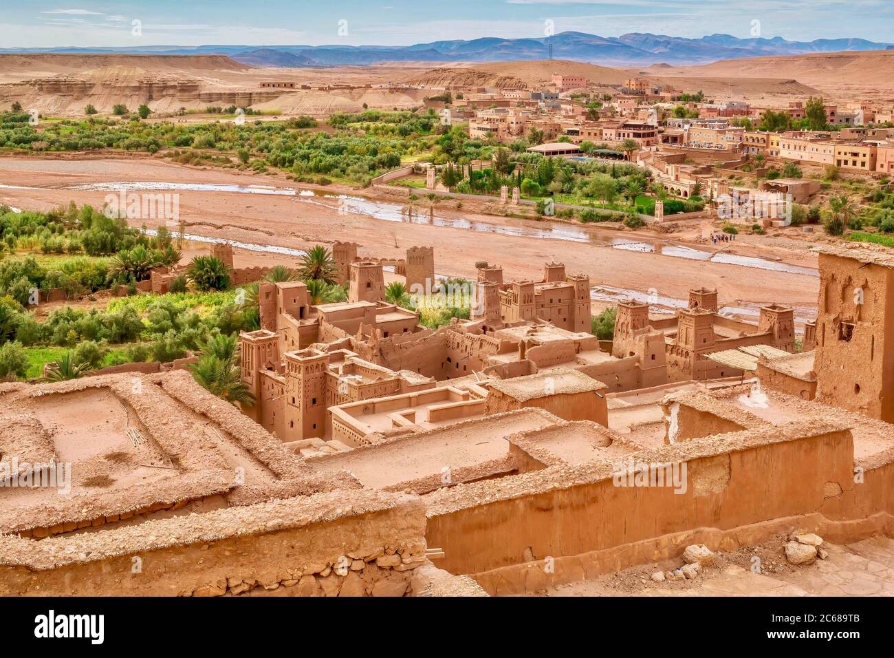 Vue depuis le sommet du Ksar historique d'ait Ben Haddou, Morroco, en regardant la vallée et le village de l'autre côté de la rivière Ounila. Banque D'Images