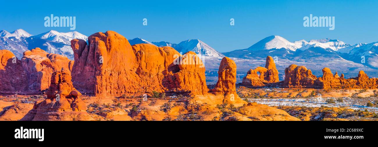 Vue sur l'arche de Turret en hiver, montagnes de la Sal, parc national d'Arches, Utah, États-Unis Banque D'Images
