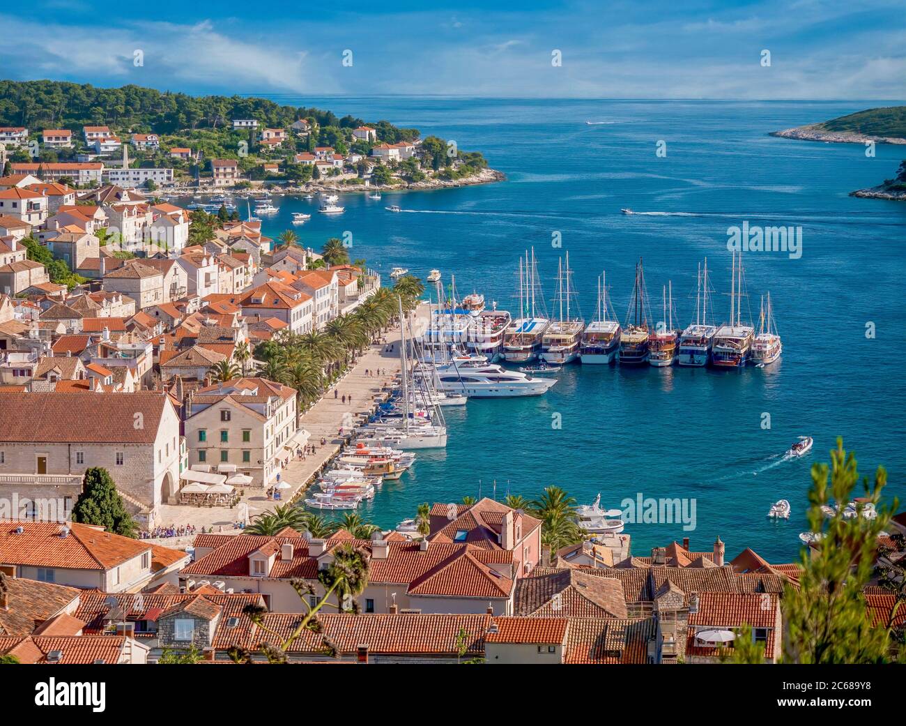 Style de vie de station balnéaire. Surplombant le port de plaisance et le pittoresque front de mer de l'île de Hvar, sur la côte Adriatique en Croatie. Banque D'Images
