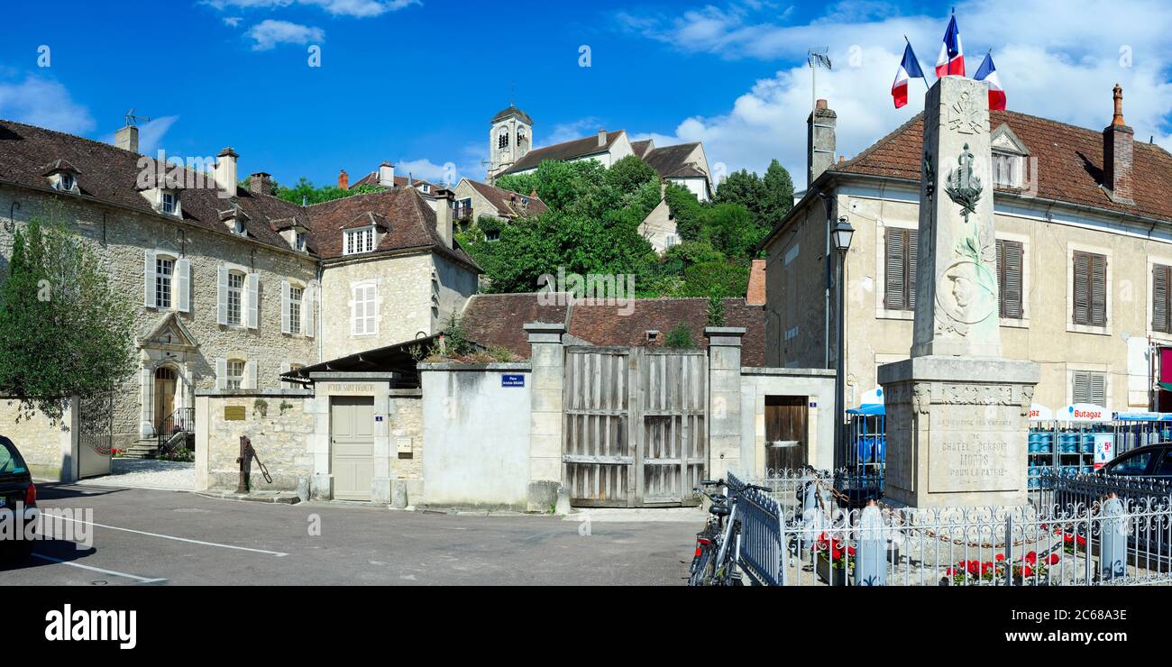 Vue sur le petit village de Chatel-Censoir, Yonne, Bourgogne, France Banque D'Images