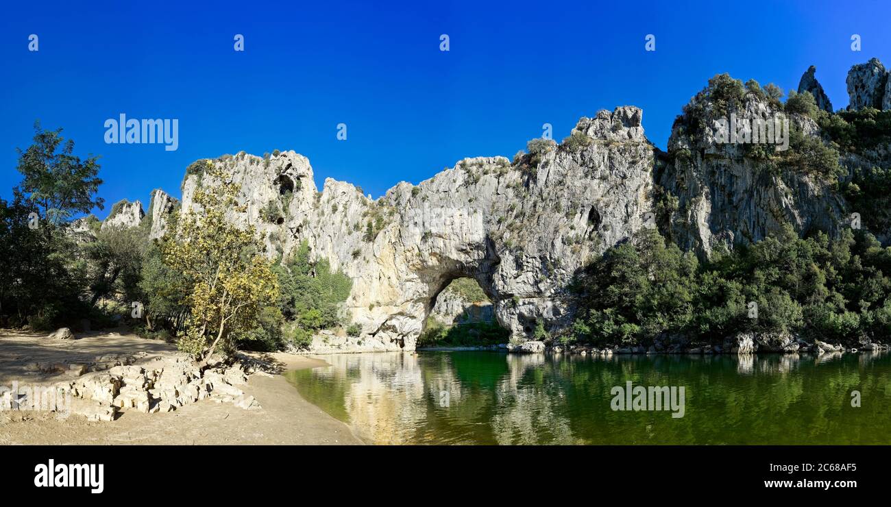 Paysage pittoresque avec pont darc à Vallon, Auvergne région Rhône Alpes, France Banque D'Images