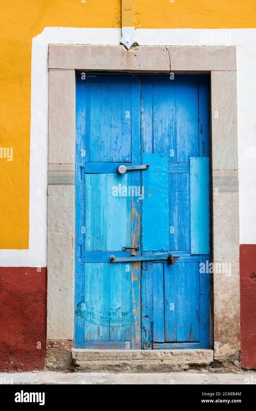 Vue sur la porte bleue, Guanajuato, Mexique Banque D'Images Vue sur la porte bleue, Guanajuato, Mexique Banque D'Images