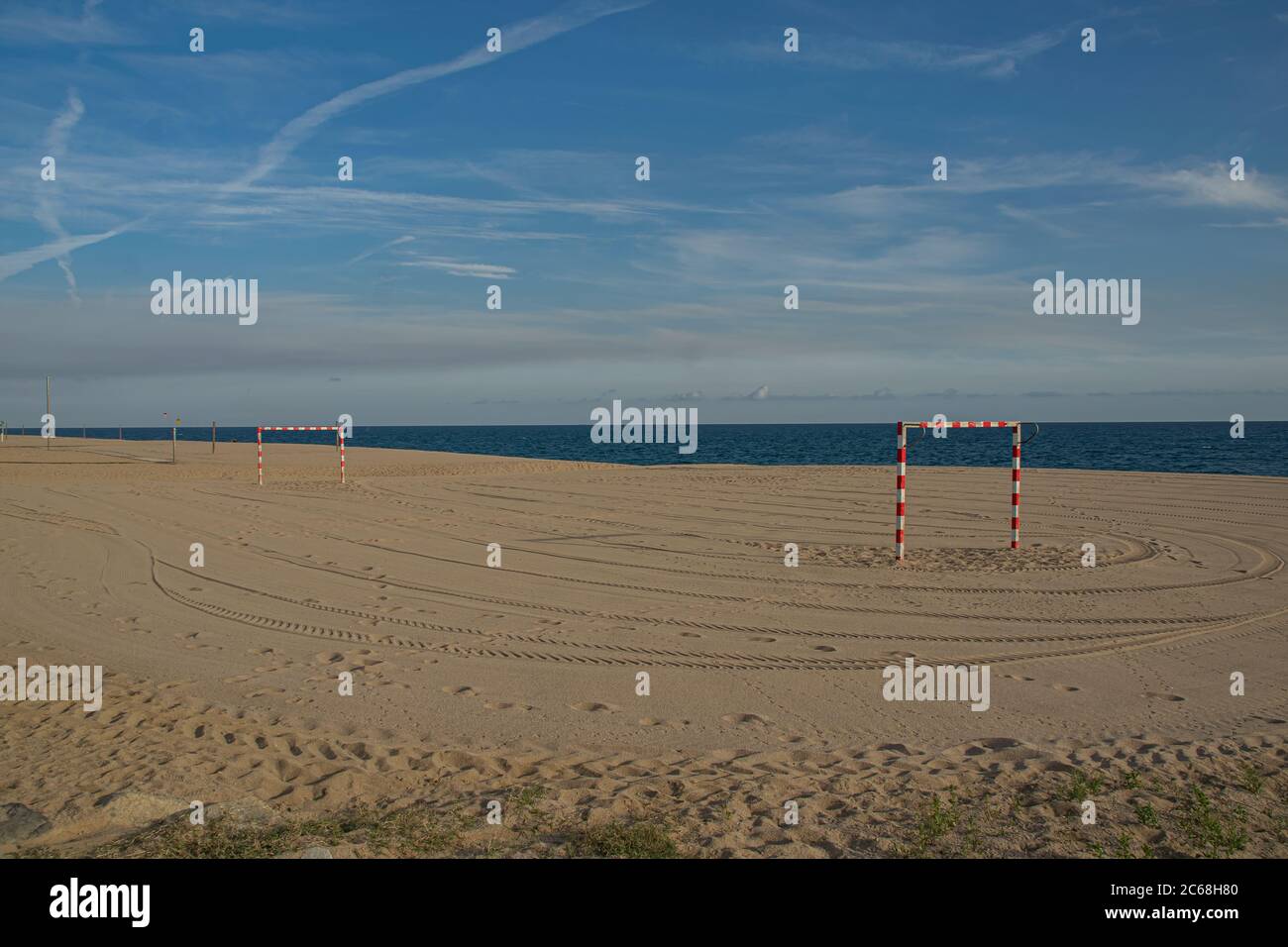 Footbal spot sur la plage et le fond de la mer, Calelia, Barcelone, Espagne 2019 Banque D'Images