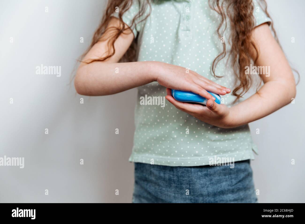 Une petite fille utilise du savon désinfectant pour les mains. Prévention et contrôle des infections à coronavirus COVID-19. Concept d'hygiène et de soins de santé Banque D'Images