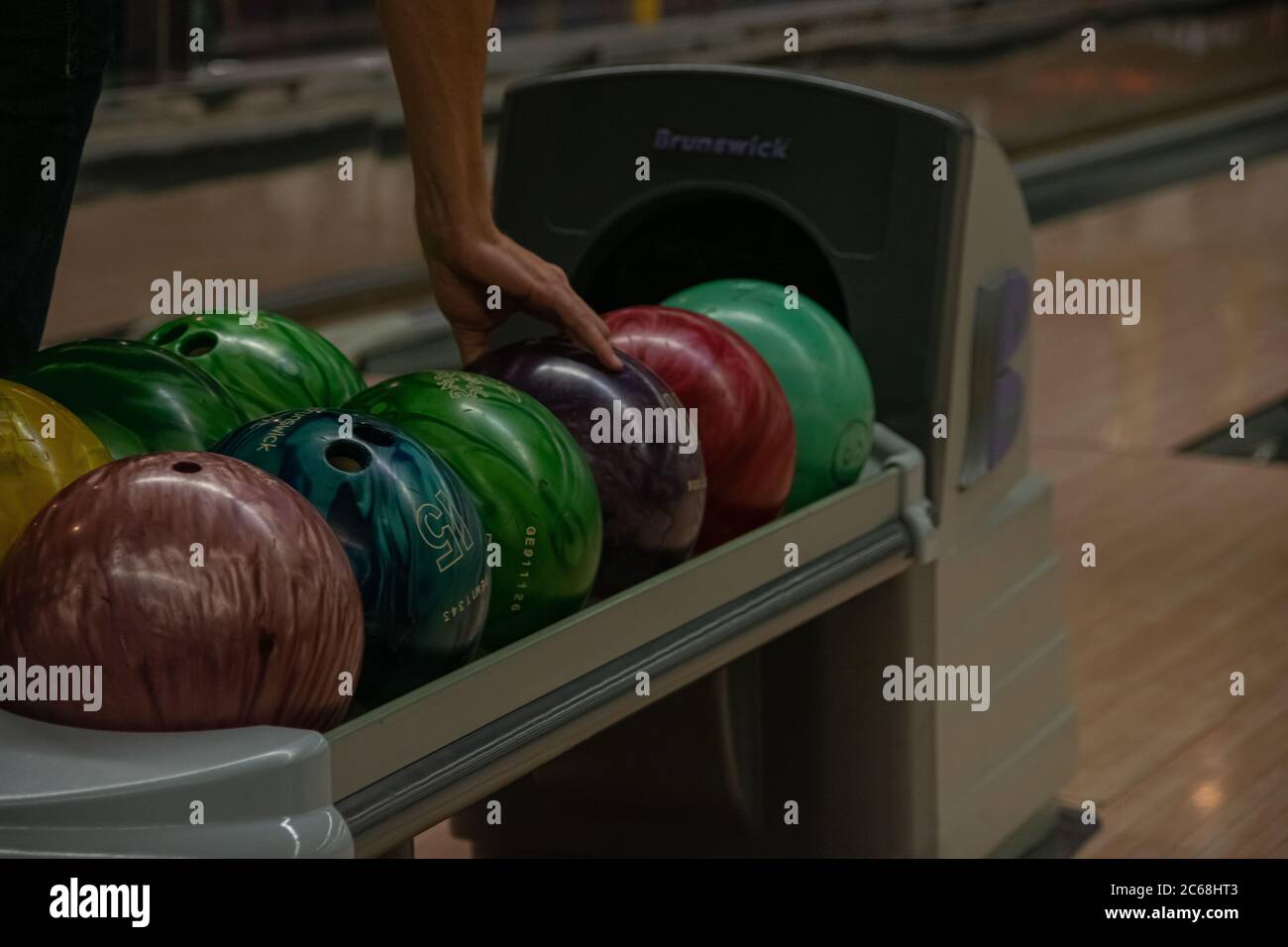 Boules de bowling, différentes tailles et couleurs photographie de fond Banque D'Images