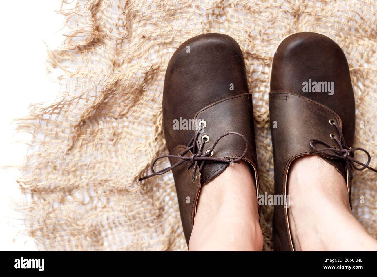 Chaussures vintage en cuir marron pour femmes isolées gros plan Banque D'Images