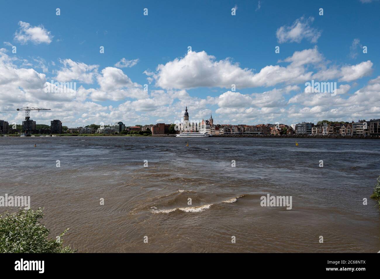 Temse, Belgique, 05 juillet 2020, vue sur le front de mer de Temse sur l'Escaut avec ciel bleu nuageux et eau menaçante Banque D'Images