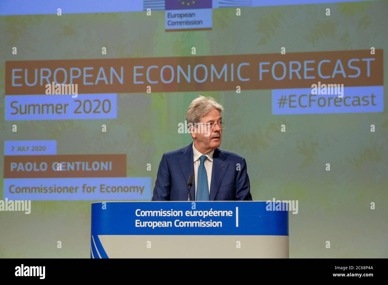 (200708) -- BEIJING, 8 juillet 2020 (Xinhua) -- Paolo Gentiloni, Commissaire européen à l'économie, assiste à une conférence de presse sur les prévisions économiques de l'été 2020 au siège de la Commission européenne à Bruxelles, Belgique, le 7 juillet 2020. L'économie européenne sera confrontée à une « récession plus grave » que prévu auparavant en raison des mesures de confinement prolongées contre le COVID-19, a déclaré la Commission européenne dans ses prévisions économiques de l'été 2020 mardi. (Union européenne/document via Xinhua) Banque D'Images