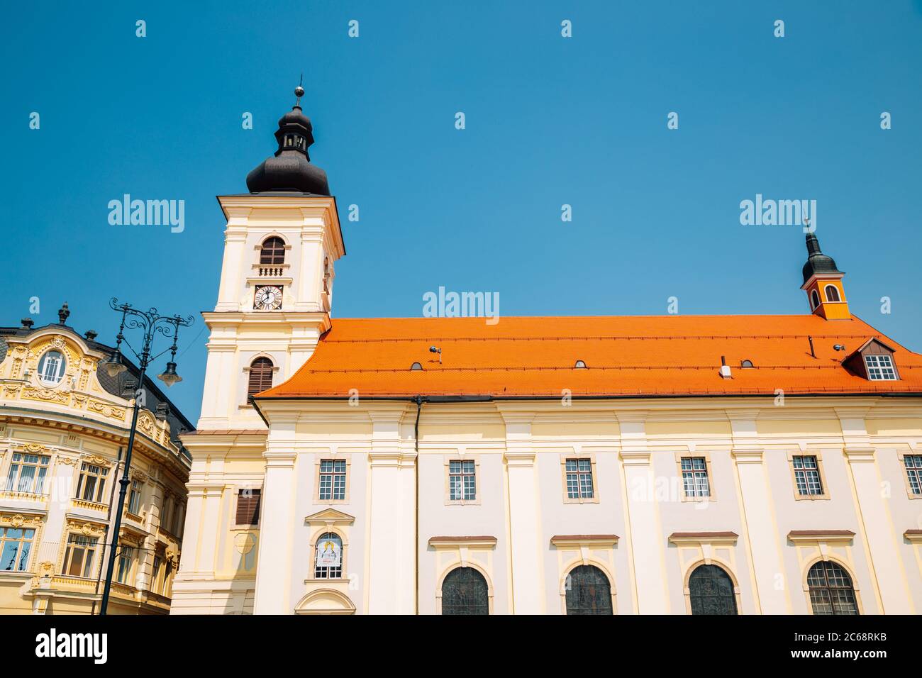Église catholique romaine de la Sainte Trinité à Piata Mare large Square à Sibiu, Roumanie Banque D'Images