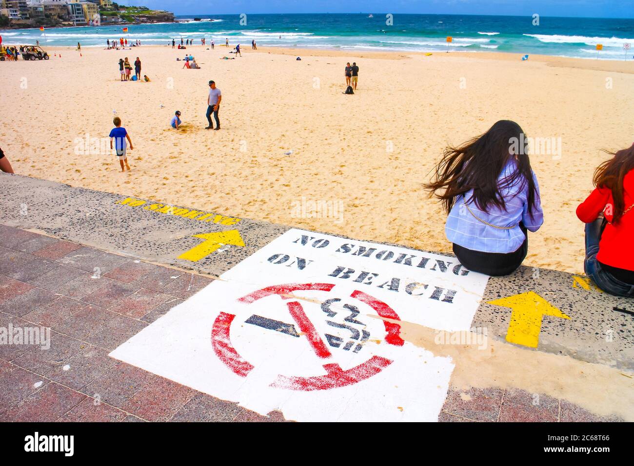 Interdiction de fumer sur le panneau de la plage à Bondi Beach, la plage la plus célèbre de Sydney, Nouvelle-Galles du Sud, Australie. Banque D'Images