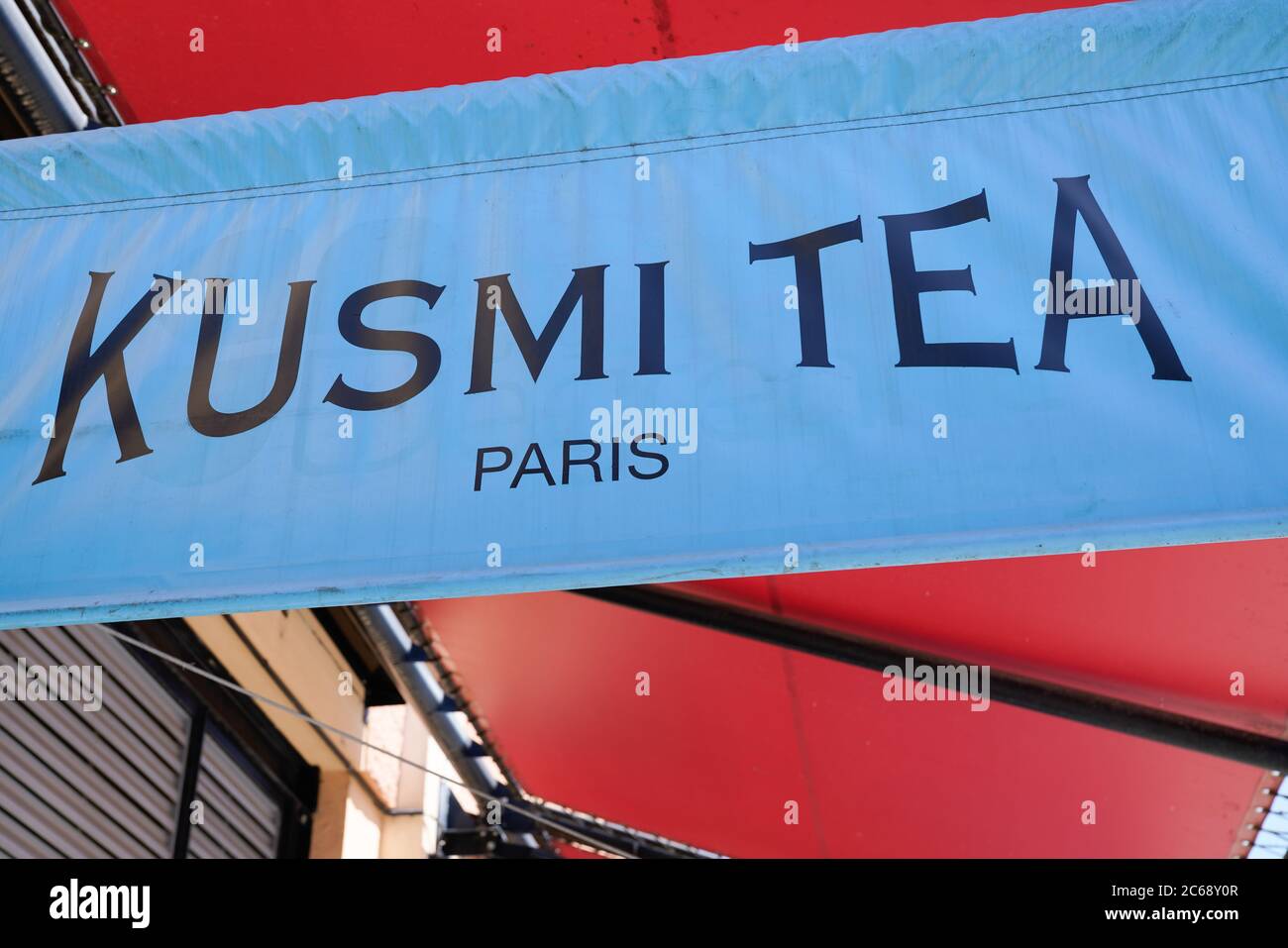 Bordeaux , Aquitaine / France - 07 06 2020 : logo et texte du kusmi Tea paris sur la rue boutique fondée à Saint Petersbourg Banque D'Images