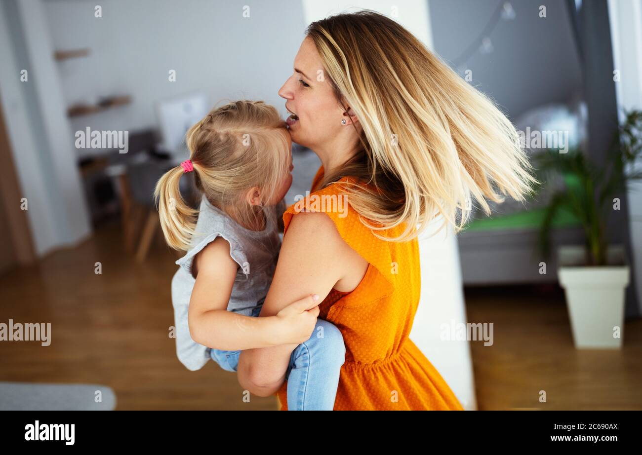 Famille heureuse et aimante. Mère et enfant fille jouant et embrassant Banque D'Images