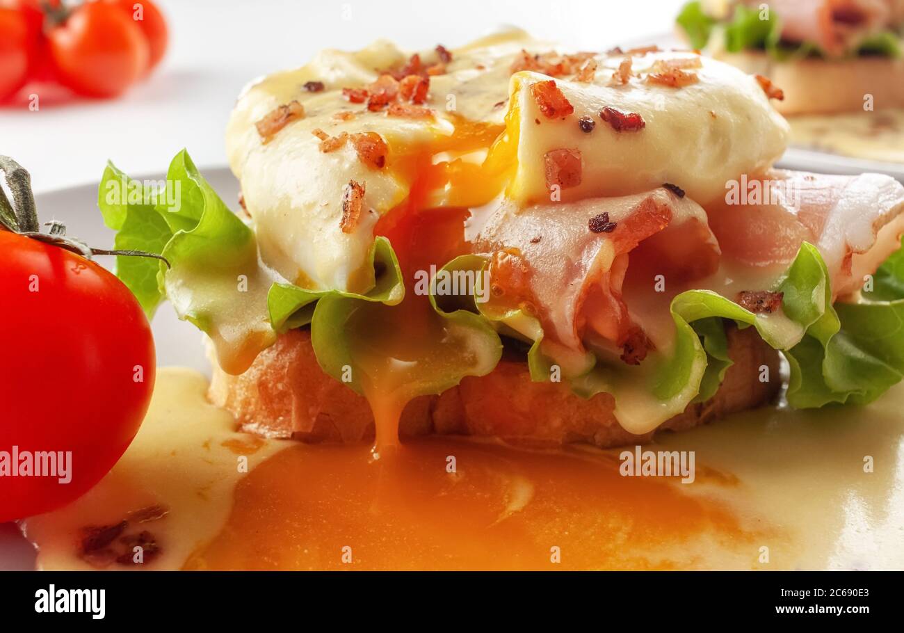 Œufs Benedict sur des muffins grillés avec jambon et sauce Banque D'Images