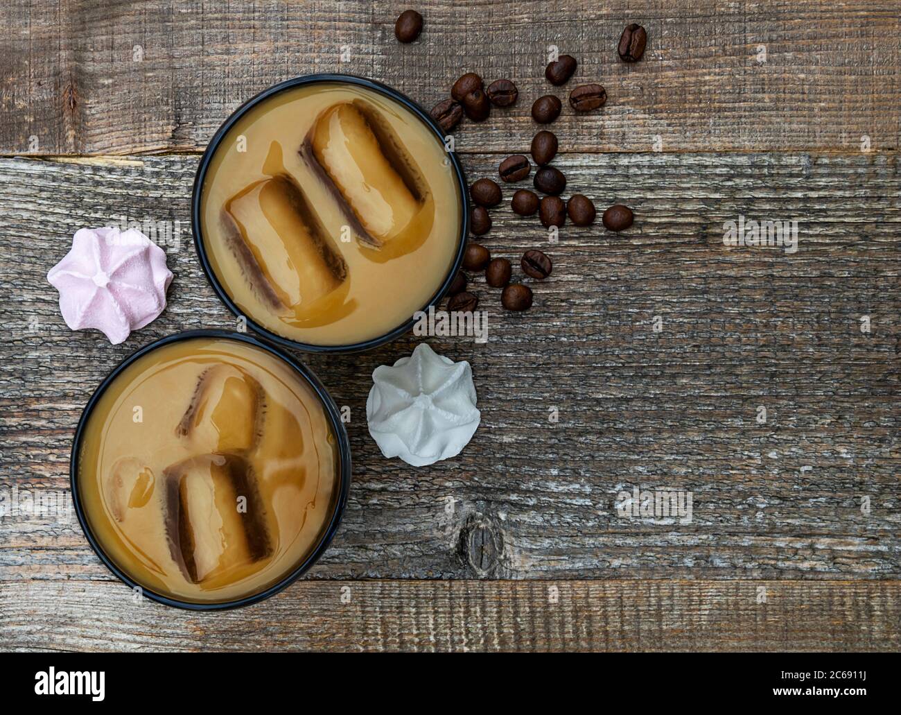 Café d'été froid, Latte, frappuccino à la meringue fraîche Banque D'Images