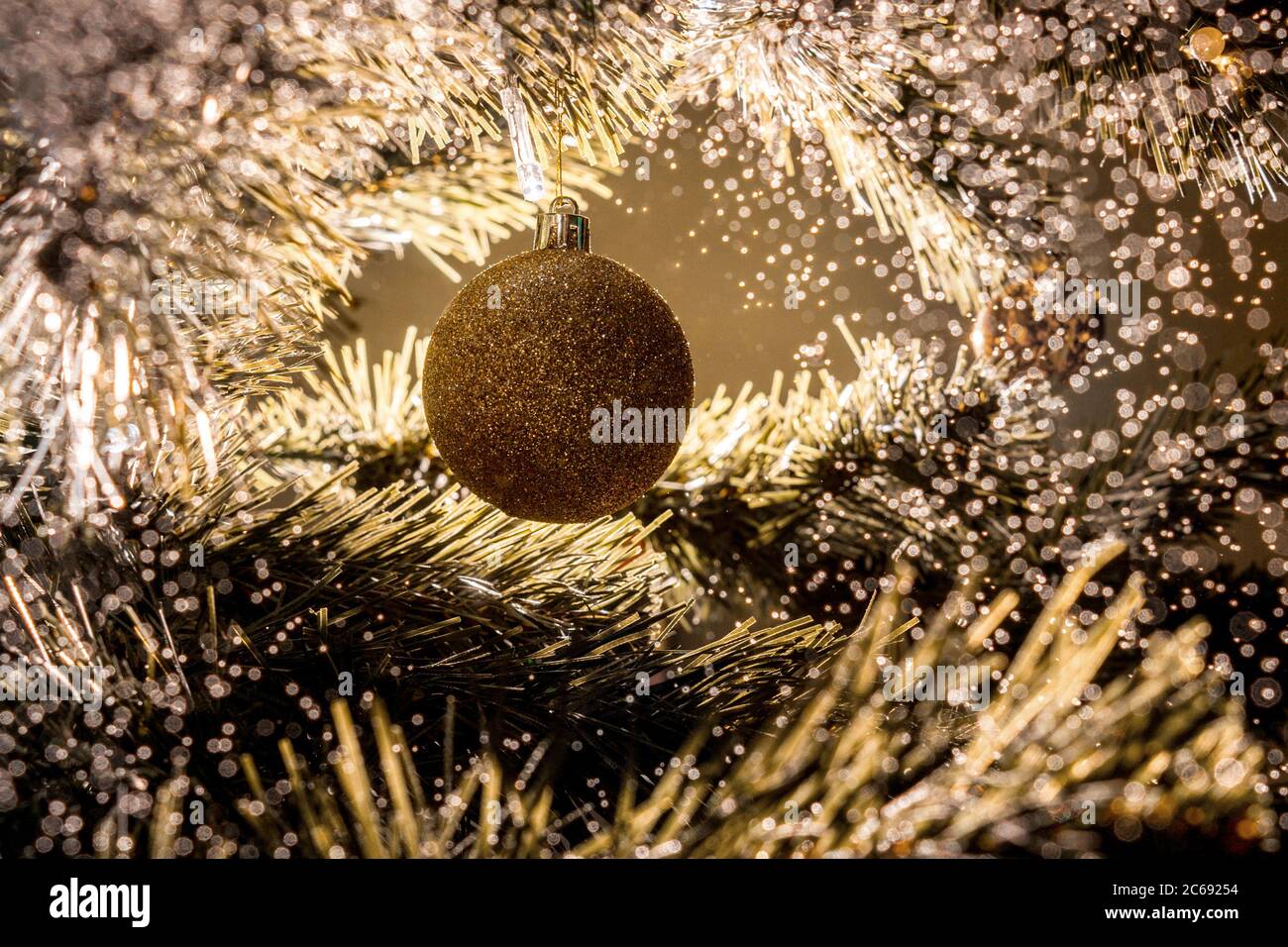 Boule de Noël dans un arbre de noël avec bokeh d'eau. Magnifique  rétroéclairage. Élément de décoration. Carte de vœux Photo Stock - Alamy