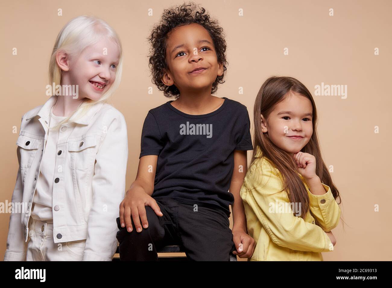 portrait d'adorables enfants divers isolés. multiraciaux se tiennent ensemble, amitié étroite entre eux. diversité des gens, enfants, beauté naturelle Banque D'Images
