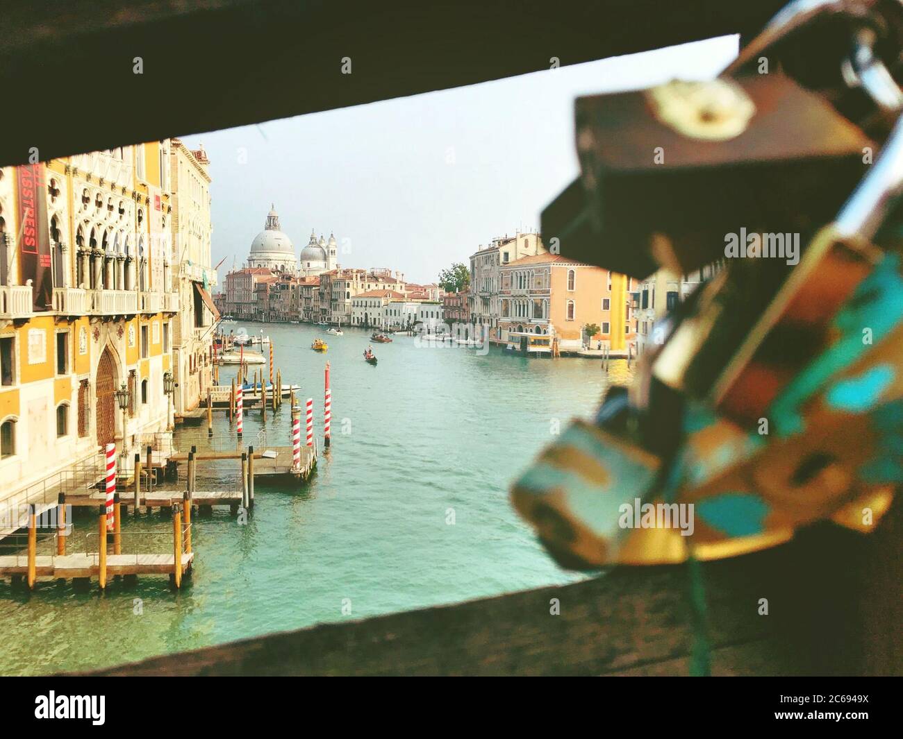 Vue sur le canal par des rails métalliques sur un pont, Venise, Vénétie, Italie Banque D'Images