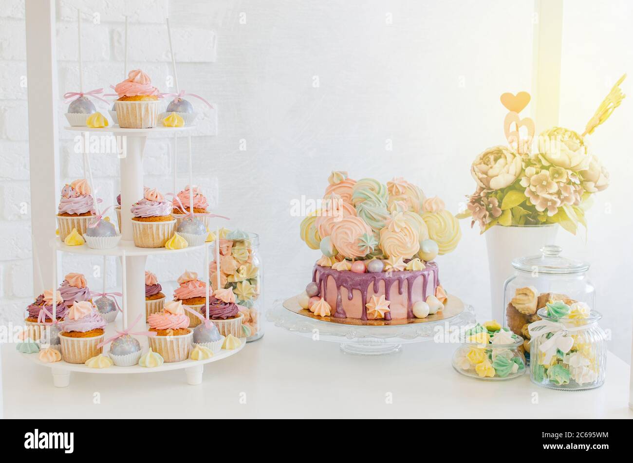 Bar A Bonbons Avec Gateau D Anniversaire Gateaux De Tasse Et Meringue Sur Fond Clair Jaune Violet Bleu Rose Photo Stock Alamy Bar A Bonbons Avec Gateau D Anniversaire Gateaux De Tasse Et Meringue Sur Fond Clair Jaune Violet Bleu Rose Photo Stock Alamy