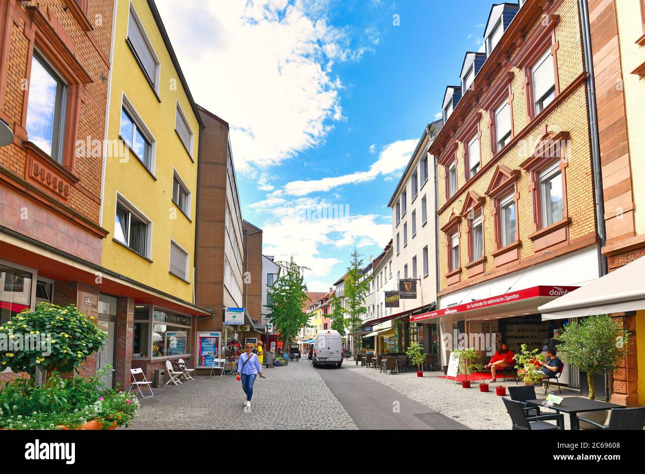 Aschaffenburg, Allemagne - juillet 2020 : rue dans le centre historique d'Aschaffenburg avec de petits magasins et cafés le jour d'été ensoleillé Banque D'Images