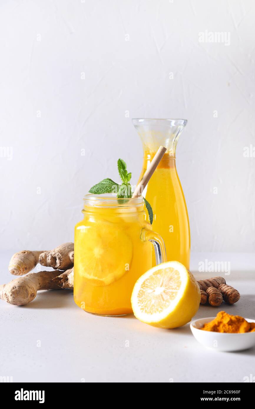 Boisson indonésienne à base de plantes Jamu avec curcuma, gingembre, citron. Banque D'Images