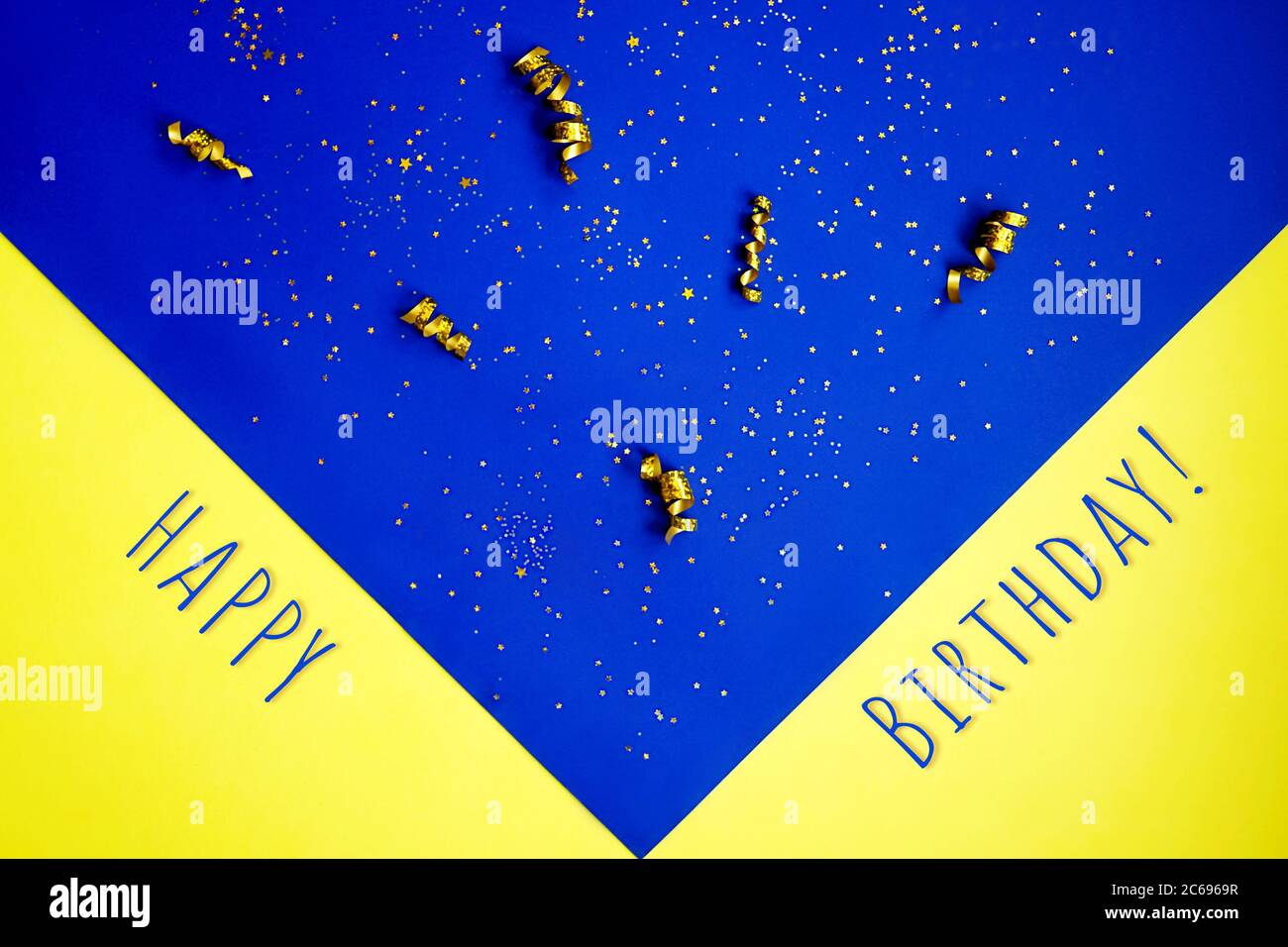 Decorations Dorees Et Sparkles Sur Fond Bleu Clair Jaune Comme Feu D Artifice Joyeux Anniversaire Lettrage Photo Stock Alamy Decorations Dorees Et Sparkles Sur Fond Bleu Clair Jaune Comme Feu D Artifice Joyeux Anniversaire Lettrage Photo Stock Alamy