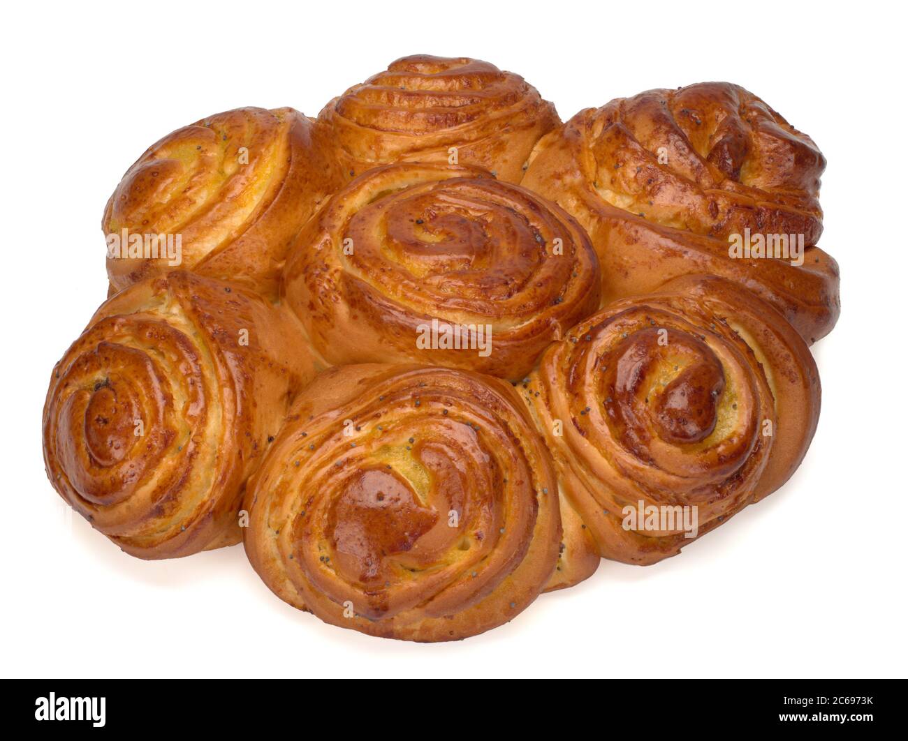 Tarte au beurre aux graines de pavot et crème anglaise sur fond blanc Banque D'Images