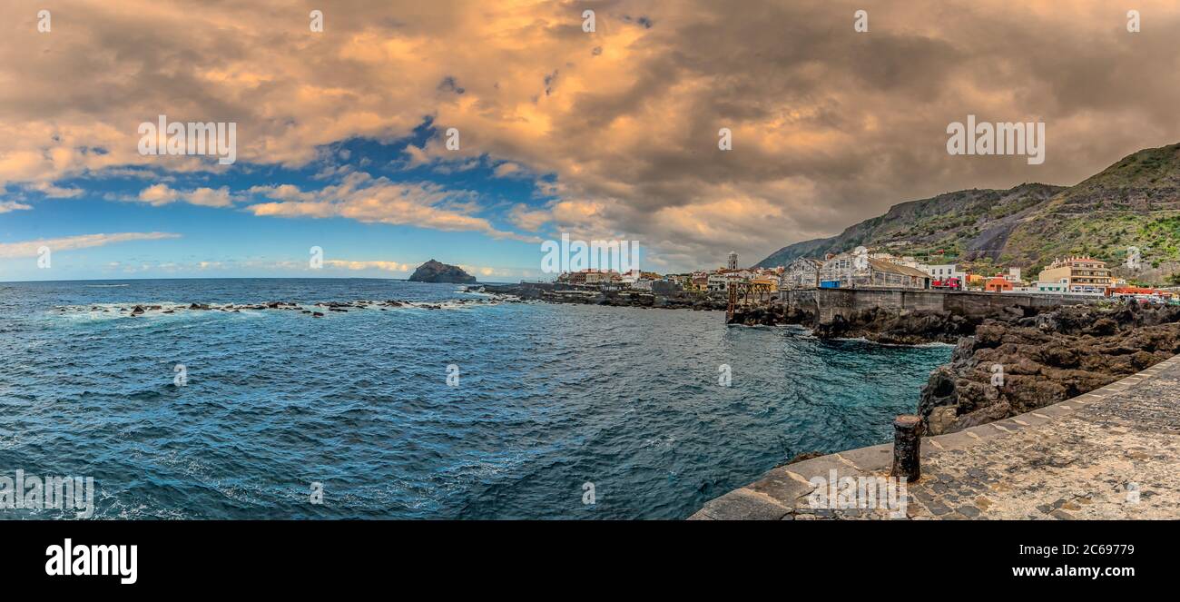 Vue panoramique du village d'Almaciga depuis Mirador Cabezo del Tejo, Tenerife, Espagne. Banque D'Images