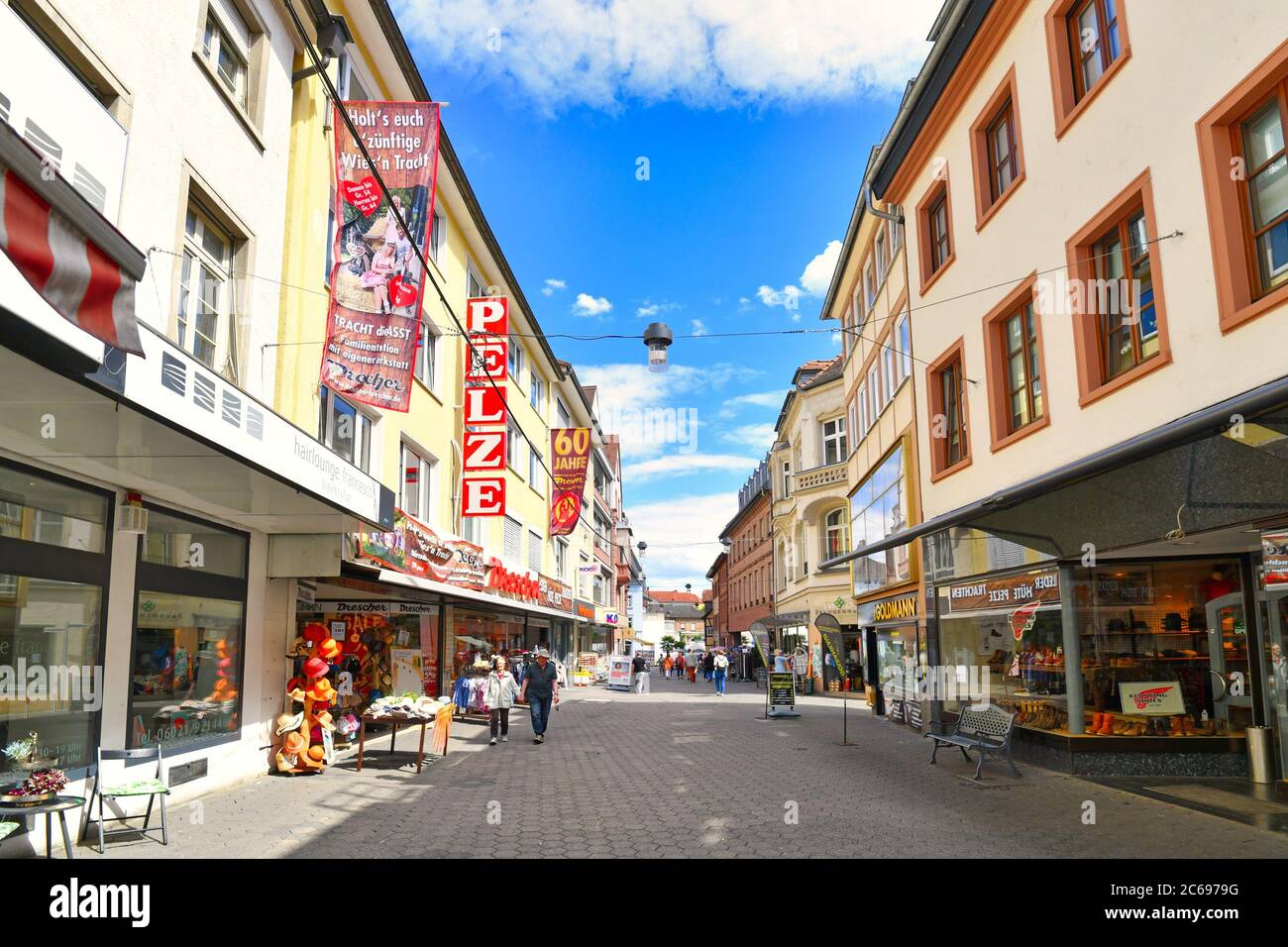 Aschaffenburg, Allemagne - juillet 2020 : rue dans le centre historique d'Aschaffenburg avec de petits magasins le jour d'été ensoleillé Banque D'Images