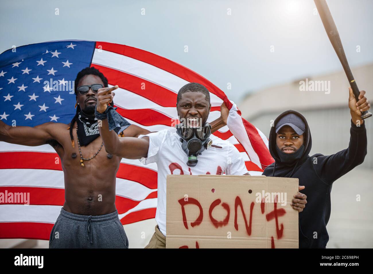 les manifestants afro-américains en amérique avec des bannières, ils se plaignent de la police, ils tiennent des affiches avec l'inscription « ne pas tirer » Banque D'Images