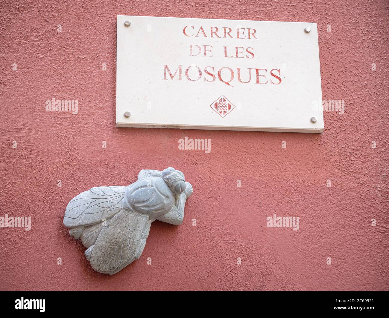 GÉRONE ESPAGNE-27 JUIN 2020 : plaque de rue du Carrer de les mosquées (rue des mouches) avec la figure de la mouche Banque D'Images