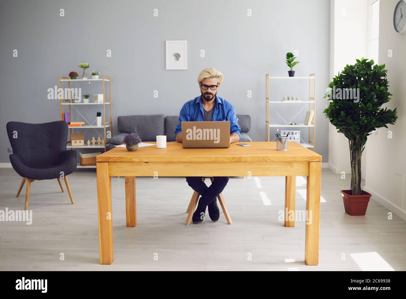 Travail à distance ou éducation. Employé d'entreprise utilisant un ordinateur portable pour son travail à domicile. Jeune homme qui fait des appels vidéo d'affaires Banque D'Images