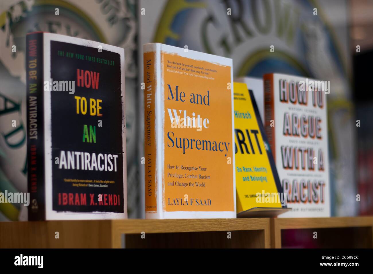 Vitrine Waterstones de livre inspirée par le mouvement de la matière de vie noire BLM en rapport avec le racisme Banque D'Images