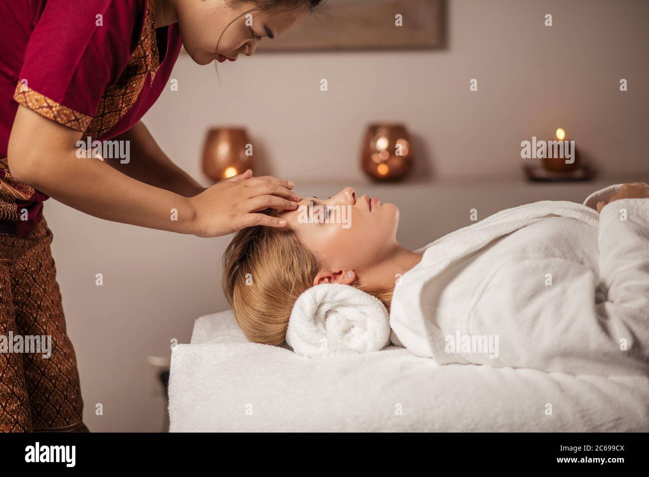 femme impressionnante et attrayante bénéficiant d'un massage au spa. soins  du corps, bien-être, bien-être, massage japonais de la tête Photo Stock -  Alamy