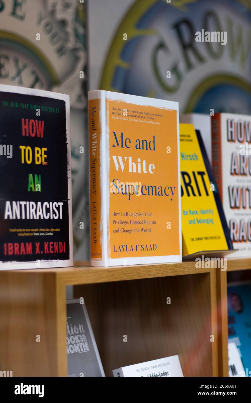 Vitrine Waterstones de livre inspirée par le mouvement de la matière de vie noire BLM en rapport avec le racisme Banque D'Images