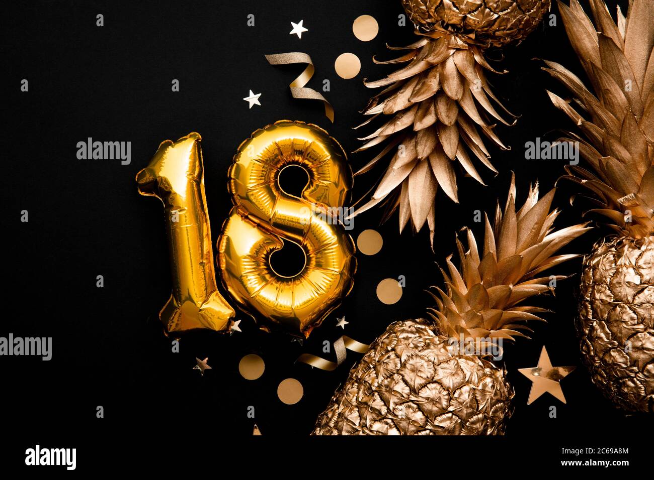 le 18e anniversaire de célébration fond avec des ballons d'or et des ananas dorés Banque D'Images