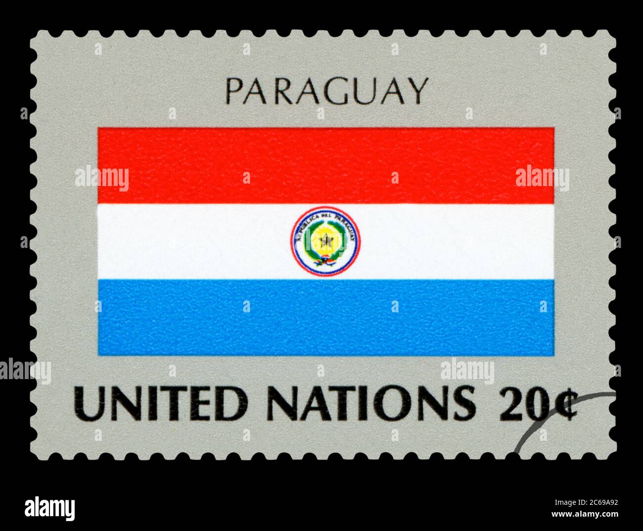 PARAGUAY - timbre de poste du drapeau national du Paraguay, série des Nations Unies, vers 1984. Isolé sur fond noir. Banque D'Images