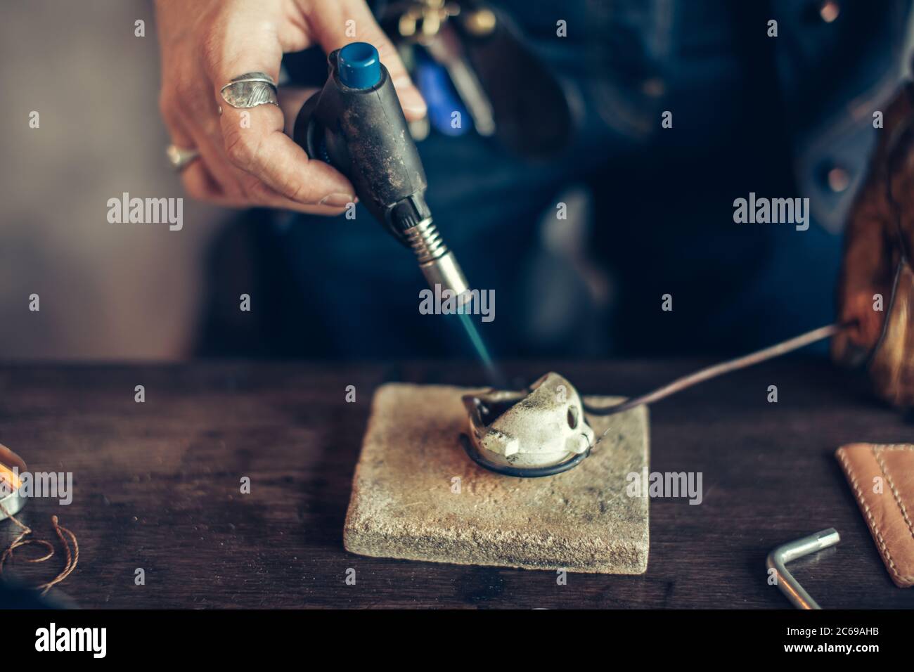bijoutier artisanal travaillant avec un outil de fusion. fabrication de  bijoux. Métal fondu, photo rognée en gros plan Photo Stock - Alamy