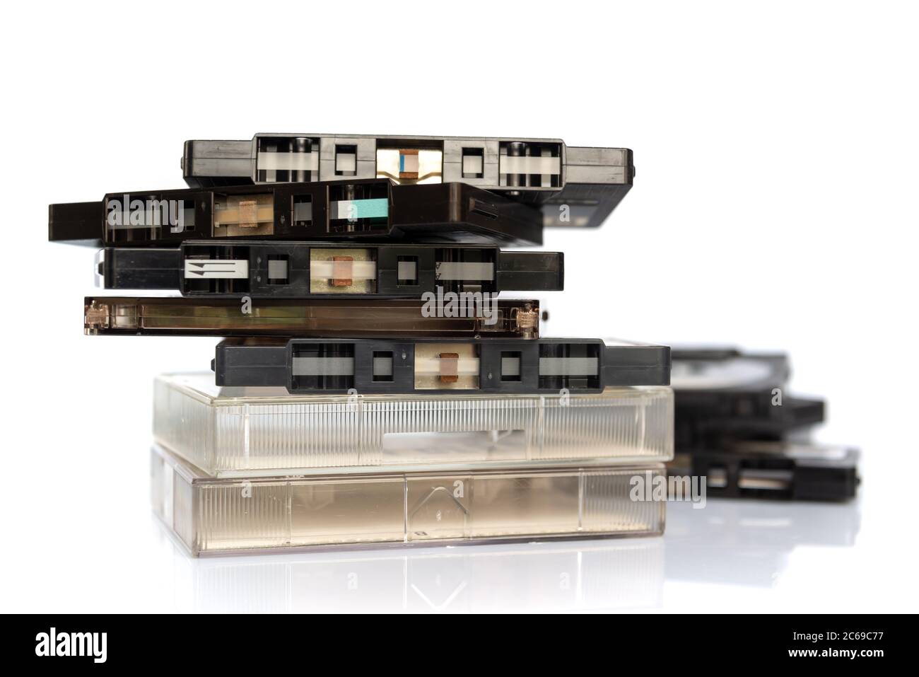 Pile de cassettes audio anciennes isolées sur fond blanc, musique vintage et concept de technologie Banque D'Images