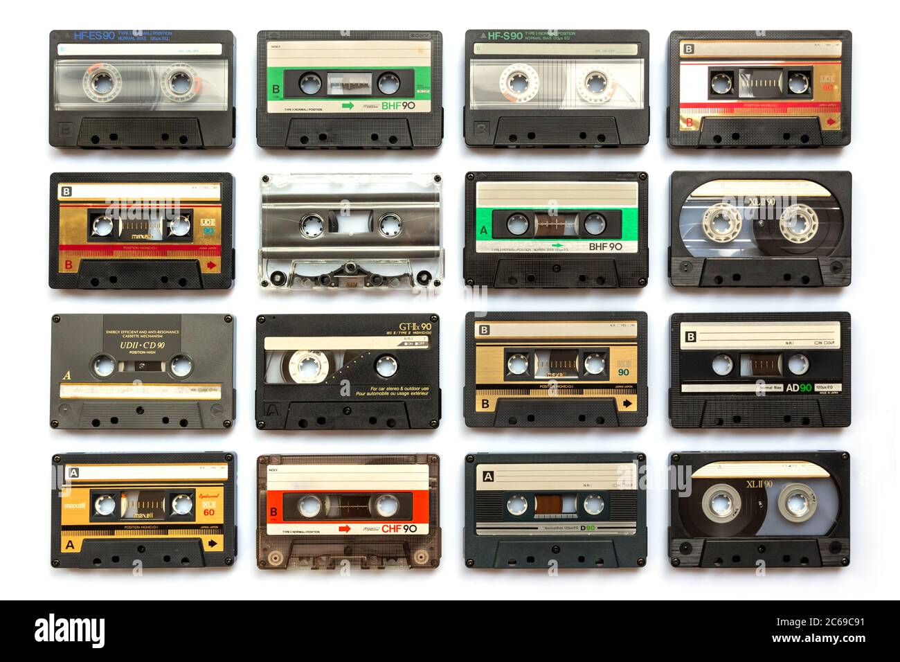 Collection de cassettes audio anciennes isolées sur fond blanc, musique vintage et concept de technologie Banque D'Images