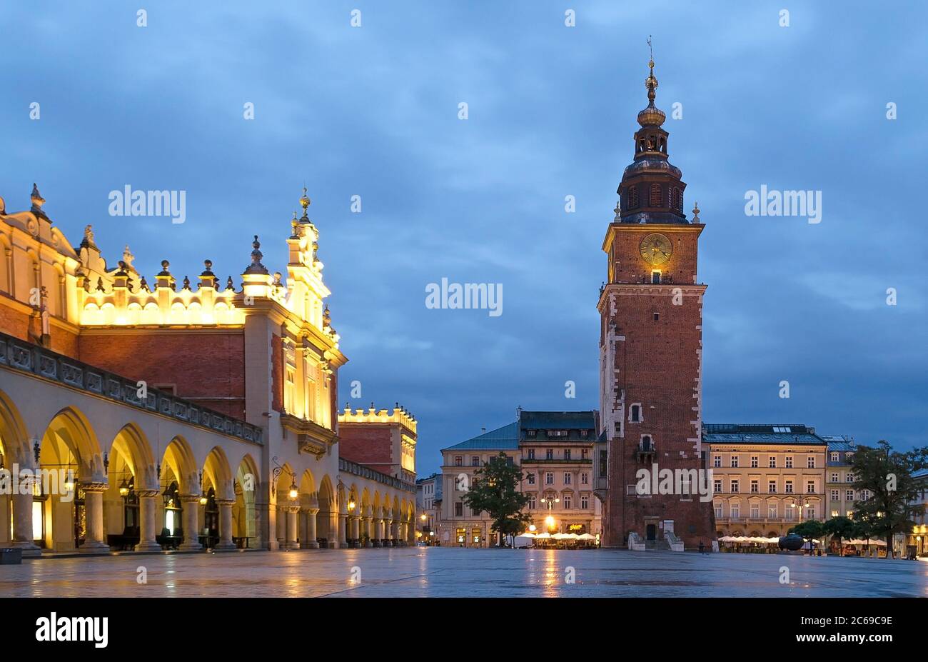 Cracovie Pologne salle de tissu et tour de l'hôtel de ville illuminés la nuit Banque D'Images