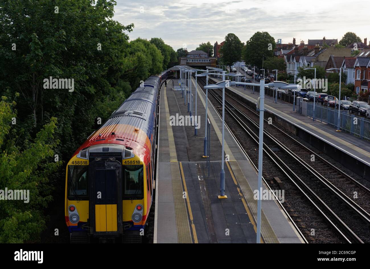 Le train 7:30 de la gare de St Margare était plein avec une plate-forme très fréquentée mais maintenant vide en raison du coronavirus. Banque D'Images