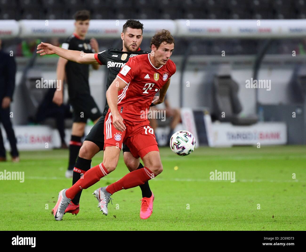 Ville de Berlin, Allemagne. 04e juillet 2020. FILO football, finale de la coupe de football: Saison 2019/2020, 04.07.2020 DFB-Pokal final of men Bayer Leverkusen - FC Bayern Munich, Muenchen Charles Aranguiz (Bayer Leverkusen), Leon Goretzka (FC Bayern Munich) Credit: Kevin Voigt/Jan Huebner/POOL/via firosportphoto pour le journalistique seulement! Uniquement pour usage éditorial ! | usage dans le monde entier/dpa/Alamy Live News Banque D'Images