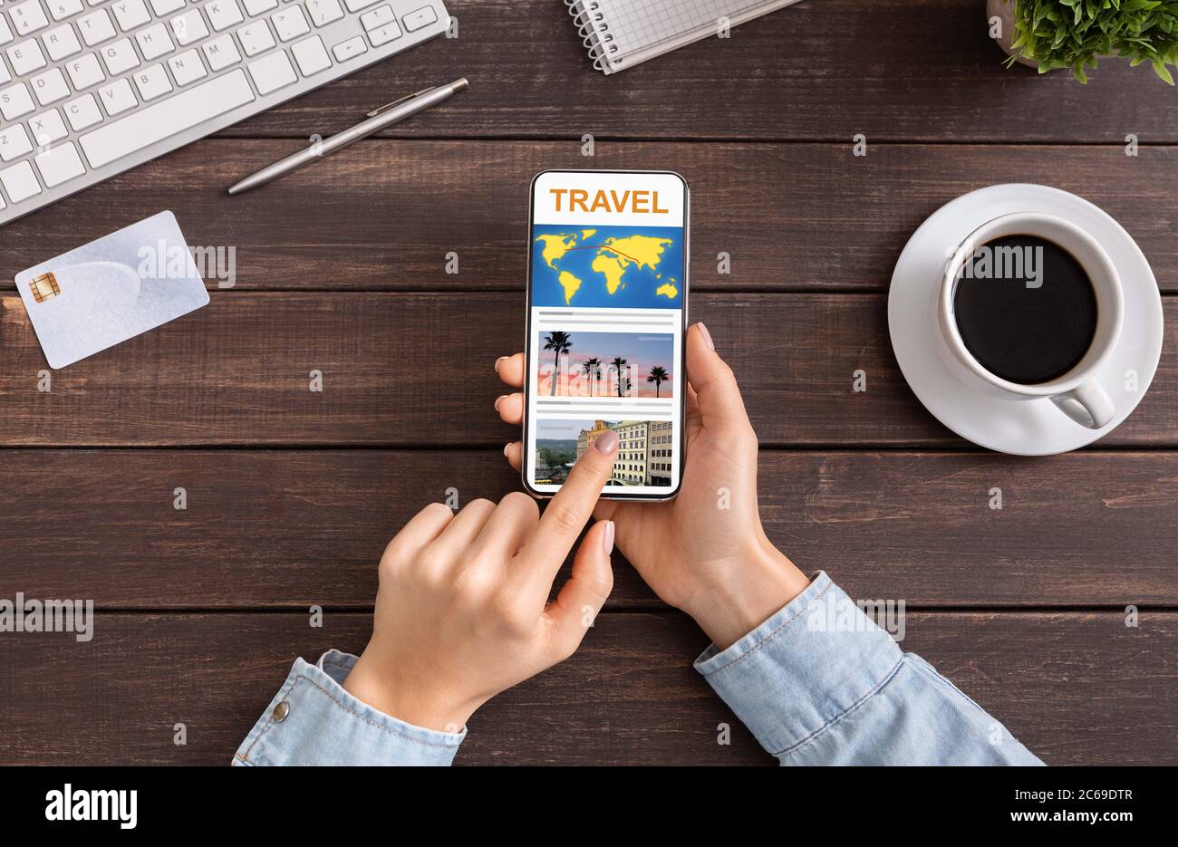 Femme méconnue qui naviguant dans l'application de voyage sur un smartphone dans Office, gérant sa réservation Banque D'Images