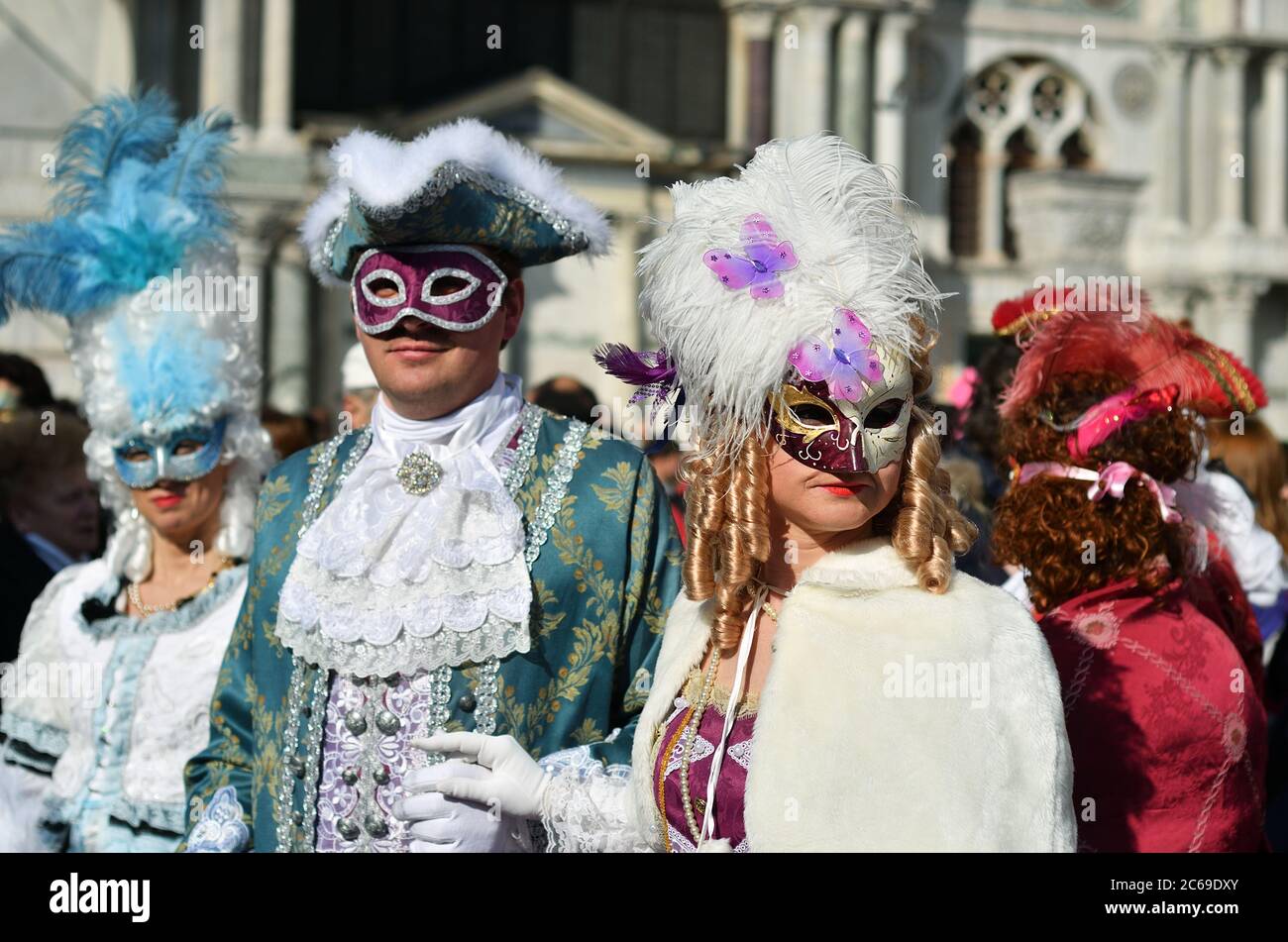 Venise, Italie - 6 mars 2011 : participants non identifiés en costumes sur la place Saint-Marc pendant le Carnaval de Venise. Le carnaval de 2011 a eu lieu f Banque D'Images